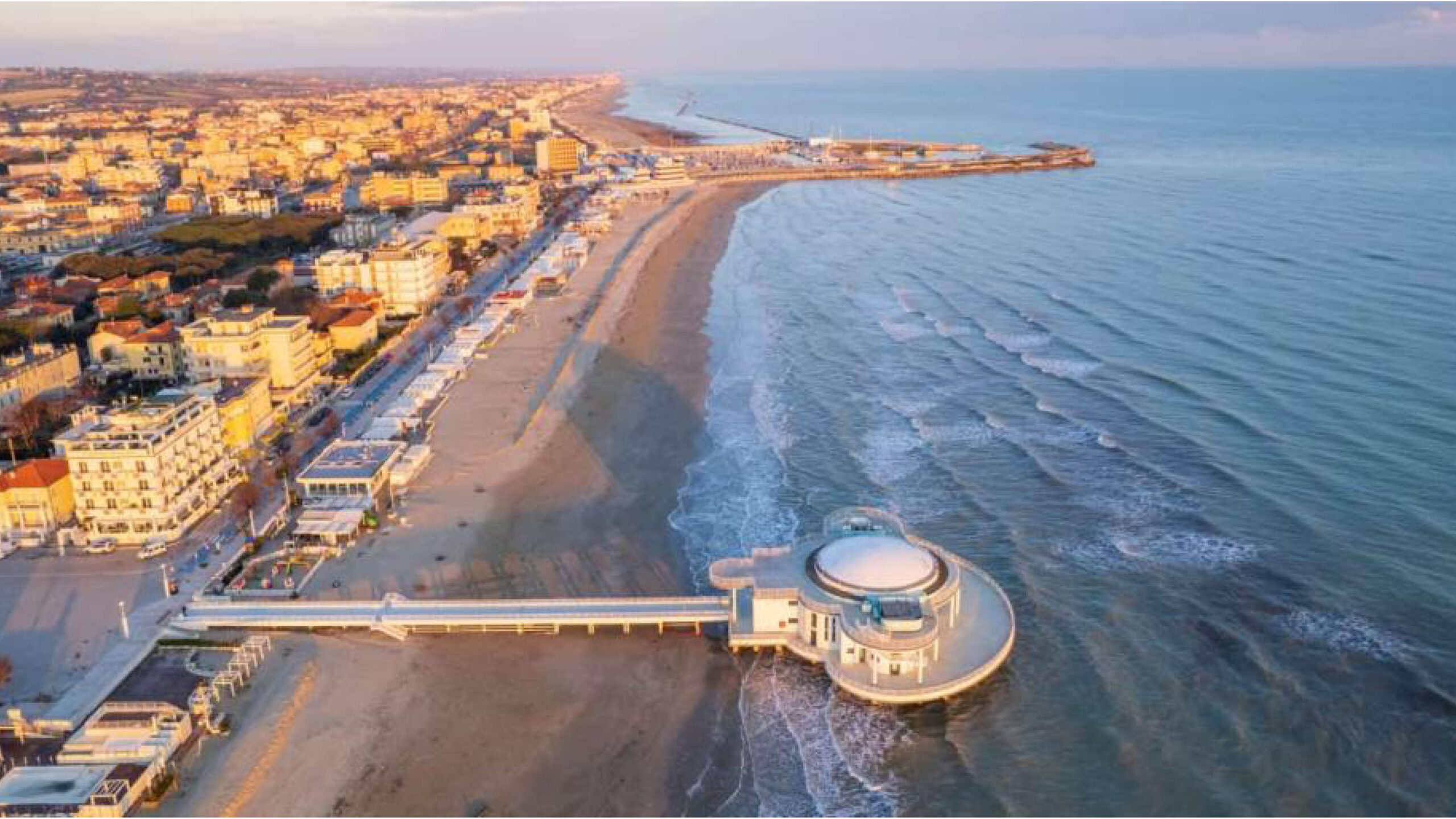 La costa della spiaggia di velluto di Senigallia